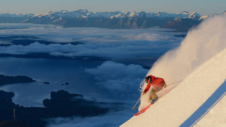 Estações de esqui como a de Cerro Chapelco, na Patagônia argentina, já estão abertas com várias atividades na neve 