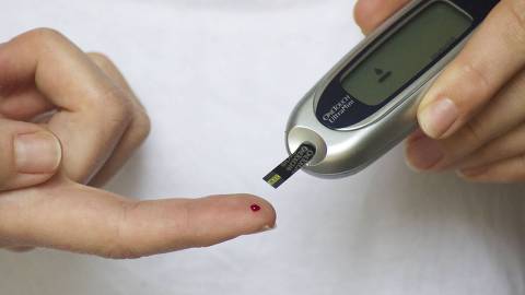 Pessoa faz teste de glicose para saber se tem diabetes