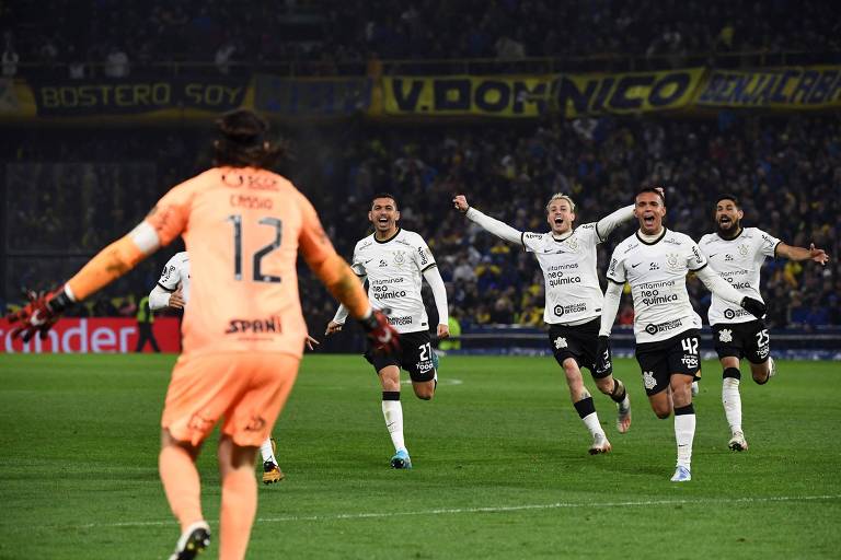 Jogadores do Corinthians correm para abraçar o goleiro Cássio após vitória sobre o Boca