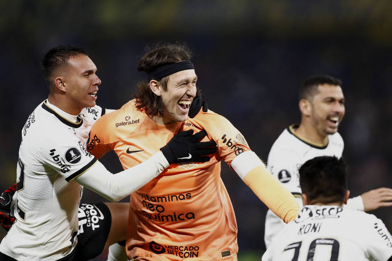 Cássio é abraçado pelos companheiros de Corinthians após vitória sobre o Boca