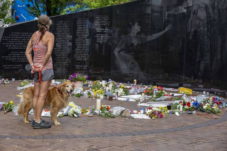 Mulher visita memorial em homenagem às vítimas do ataque em Highland Park 