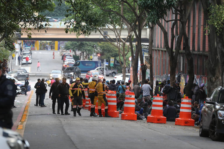 Cones da CET isolam aglomeração da cracolândia na rua Helvétia para facilitar o trânsito de carros e pedestres