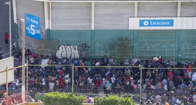 Fluxo da cracolândia concentrado na rua dos Gusmões, na esquina com avenida Rio Branco, no centro de São Paulo