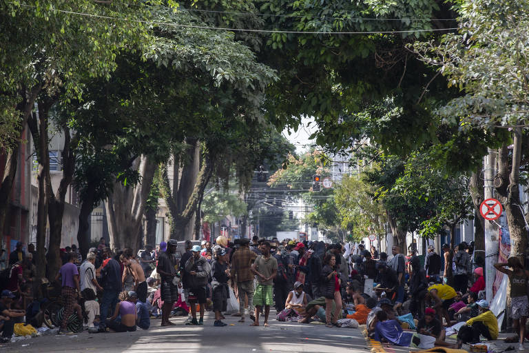 Concentração de frequentadores da cracolândia na rua Helvétia, próximo à avenida São João, um dia após operação na praça Princesa Isabel 