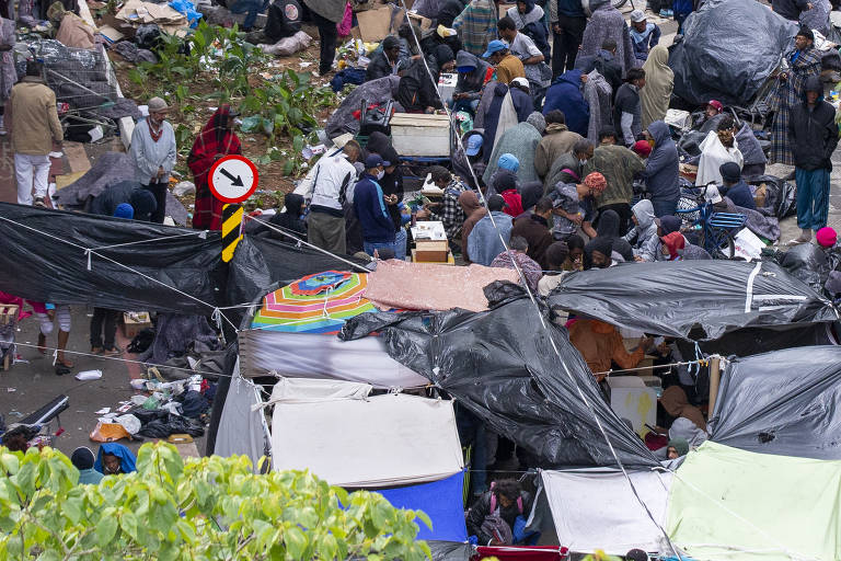 Tendas na rua Doutor Frederico Steidel, na esquina com a avenida São João, outro ponto de concentração dos usuários após a operação na Princesa Isabel