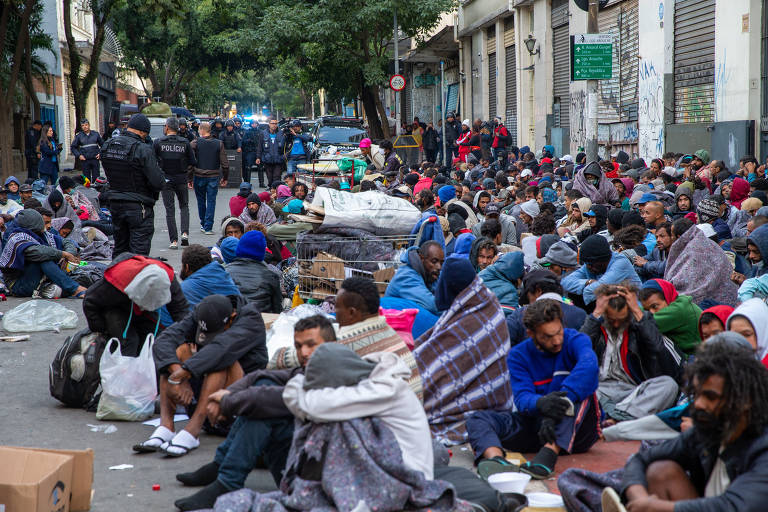 Operação da Polícia Civil, GCM e Polícia Militar no fluxo da cracolândia na rua Frederico Steidel, esquina com a avenida São João, na região central de São Paulo