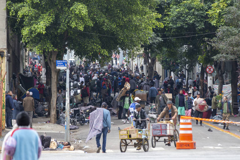 Após operação, o fluxo da cracolândia volta para a rua Helvétia, esquina com avenida São João 