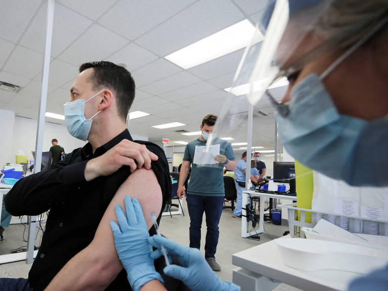 Homem é vacinado contra a varíola dos macacos em centro médico do governo canadense em Montréal