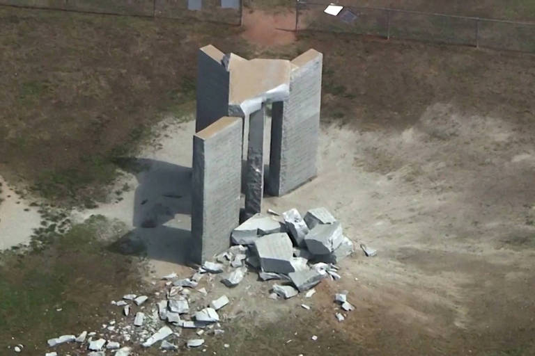 Monumento conhecido como Stonehenge da América parcialmente destruído em Elberton, nos EUA, após explosão