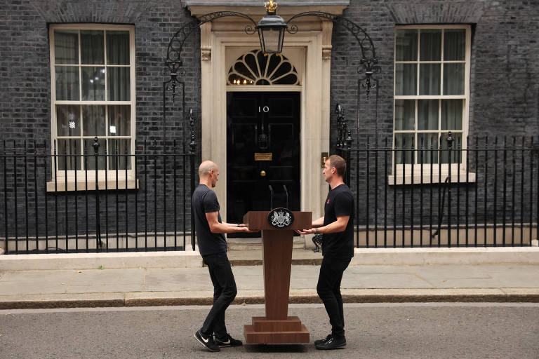 Funcionários colocam púlpito em frente ao número 10 de Downing Street, onde Boris Johnson enunciou sua renúncia, em Londres