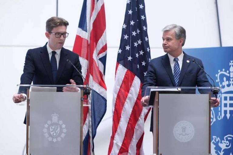 O diretor do serviço britânico de inteligência MI5, Ken McCallum (à esquerda) e o diretor do FBI, Christopher Wray (à direita), fizeram uma declaração conjunta em Londres