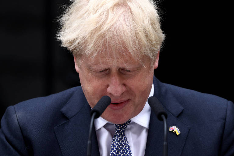 O premiê do Reino Unido, Boris Johnson, anuncia renúncia em frente ao número 10 de Downing Street, em Londres