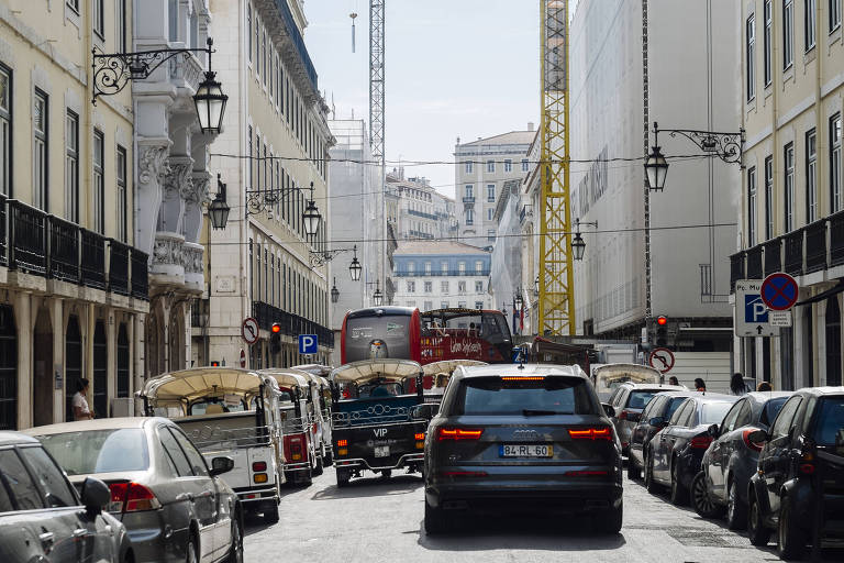 Trânsito de carros em Lisboa, capital de Portugal