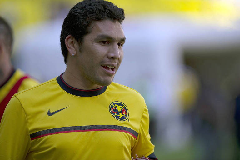 O atacante paraguaio Cabañas com a camisa amarela do América do México, em foto de 2011, no estádio Azteca