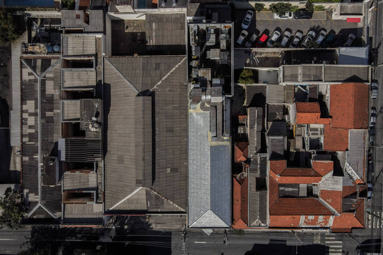 Foto aérea mostra telhados de construções