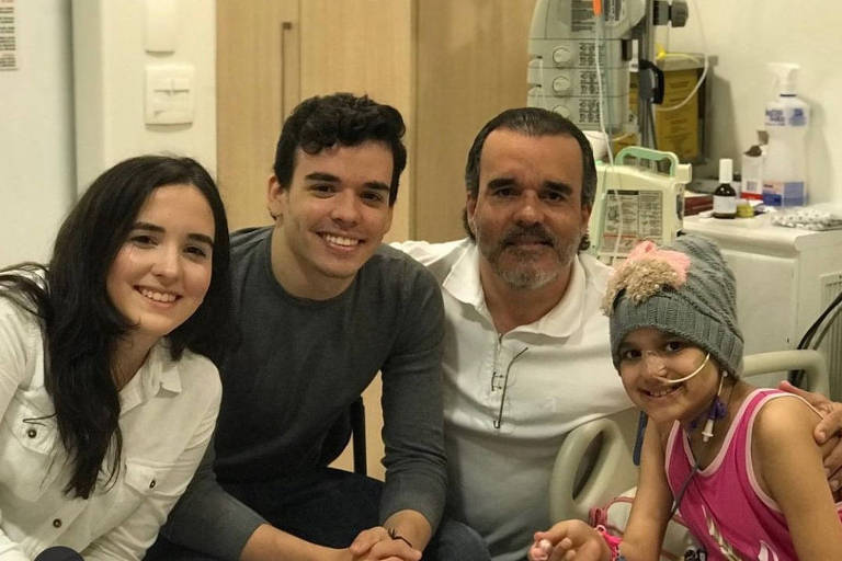 O economista Regis Feitosa Mota com os filhos Ana Carolina (à esq.), Pedro e Beatriz; foi a última foto dele com todos os filhos