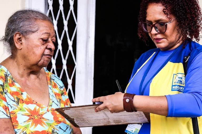 Agente de saúde atende idosa em Recife