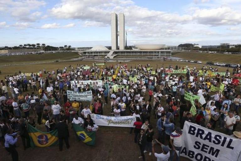 Imagem aérea mostra manifestantes em marcha contra o aborto em Brasília em 2018