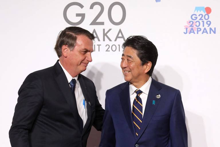 O presidente Jair Bolsonaro e o então premiê do Japão, Shinzo Abe, durante reunião do G20 em Osaka