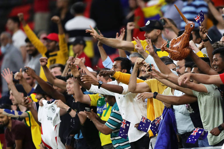 Torcedores vibram durante disputa da repescagem das Eliminatórias da Copa entre Austrália e Peru, em Doha