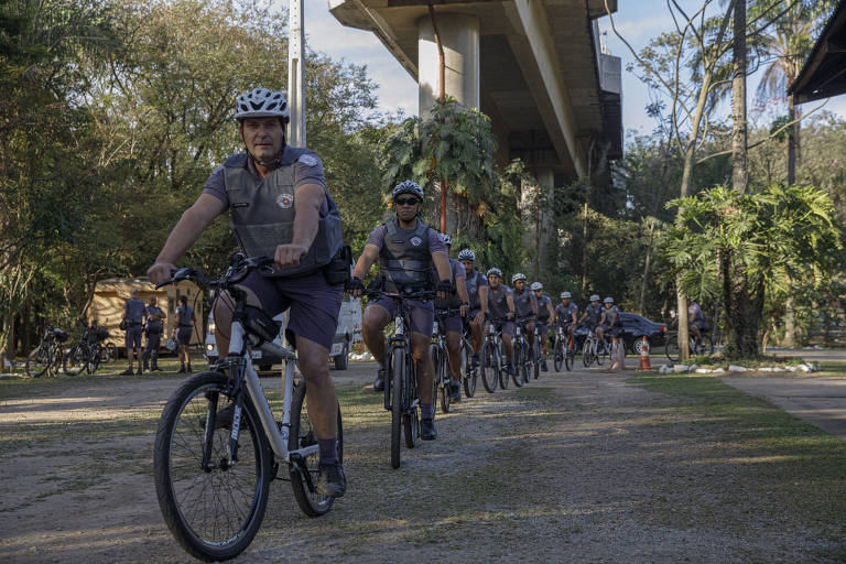 Policiais ciclistas patrulham as ciclovias de São Paulo