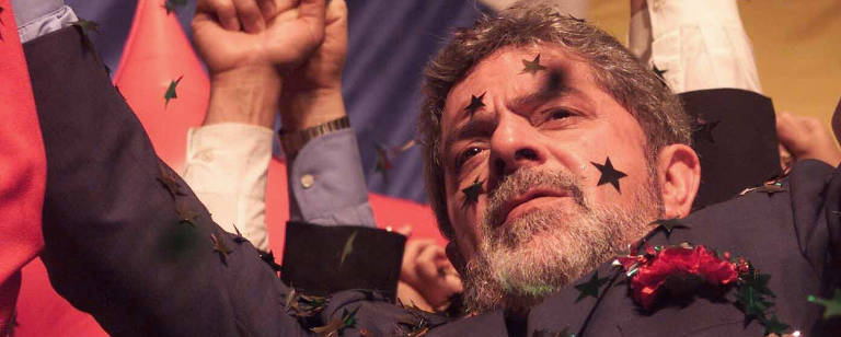  Luiz Inácio Lula da Silva em foto de 2002 ergue os braços