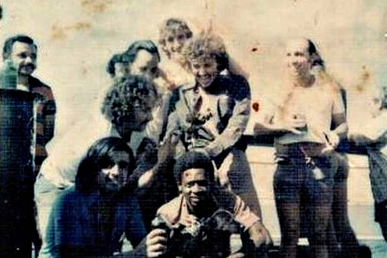 O marinheiro Edivaldo Ferreira de Freitas (o primeiro à direita, de camiseta branca) em uma de suas viagens; é a última foto que Joana Alves Damasceno, 82, tem do companheiro