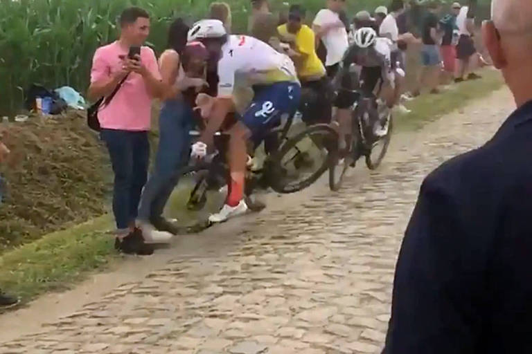 Daniel Oss quebra pescoço após colisão com fã que filmava Tour de France