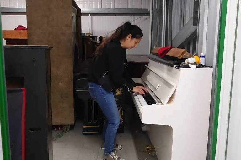 Brasileira ganha 20 pianos em Londres e planeja carregar para dentro da Amazônia