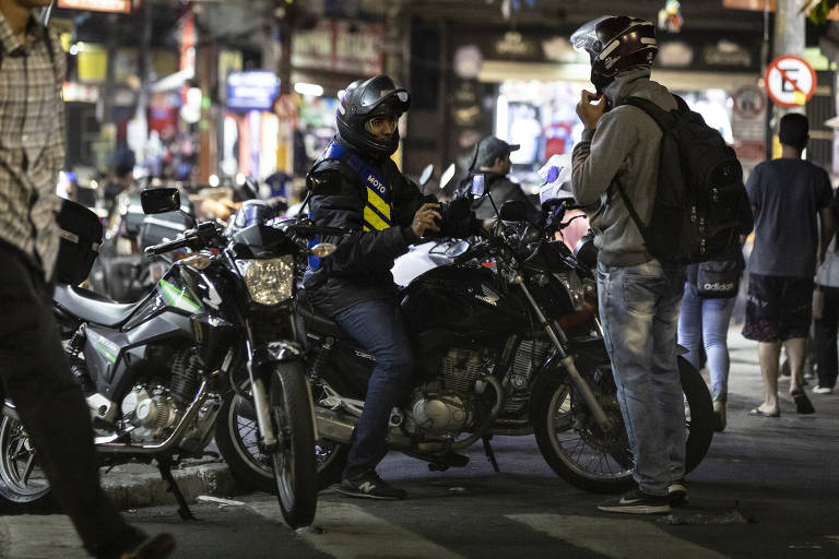Mototaxistas circulam no entorno do Terminal Grajaú, na zona sul de São Paulo