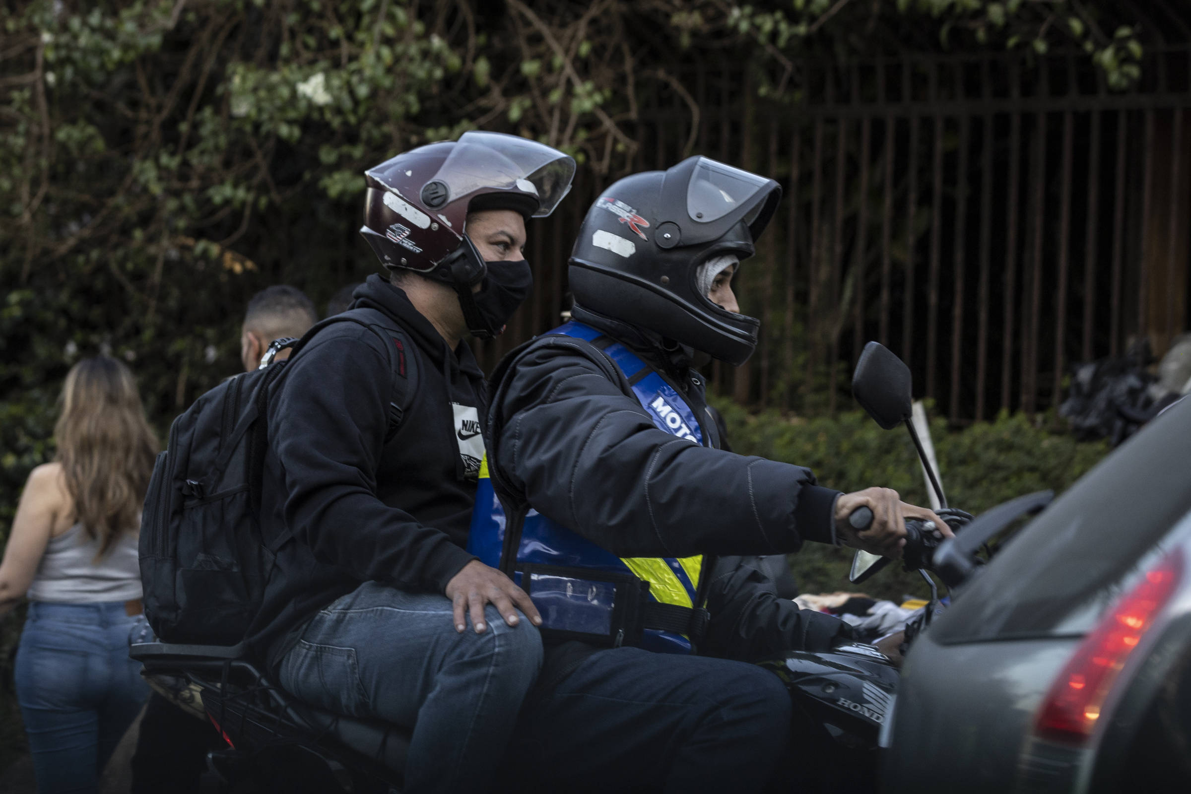 Mototáxi ganha ruas mesmo onde prefeituras tentam proibir serviço