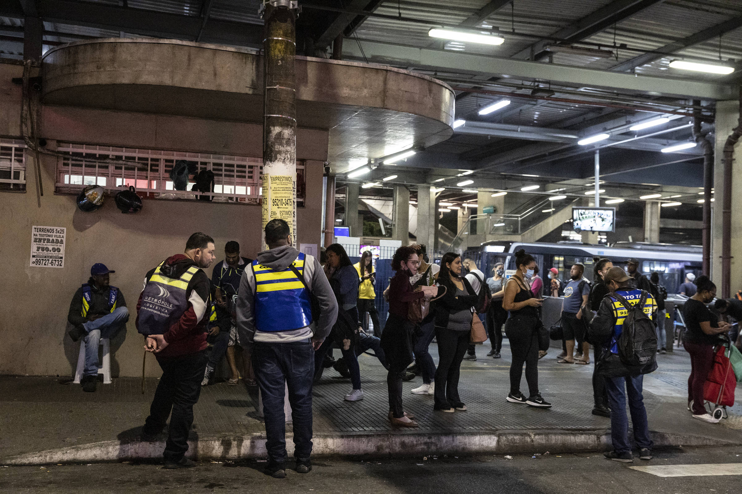 Retorno de moto por aplicativo em São Paulo causa fila em terminal na volta para casa