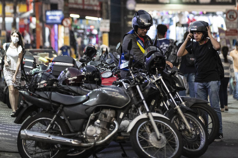 Mototaxistas circulam no entorno do Terminal Grajaú, na zona sul de São Paulo