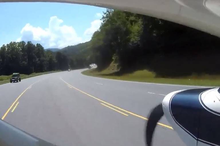 Avião de pequeno porte faz pouso em rodovia em Carolina do Norte (EUA)
