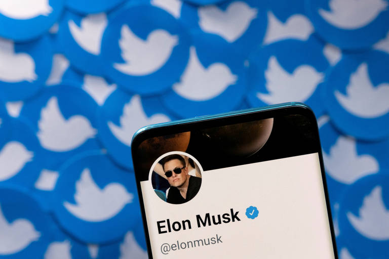 Em 8 de julho, Musk anunciou que desistiu da compra do Twitter, alegando que a plataforma não foi capaz de fornecer informações suficientes sobre spam e contas falsas. O presidente do conselho da rede social, Bret Taylor, disse que irá à Justiça para garantir o acordo 