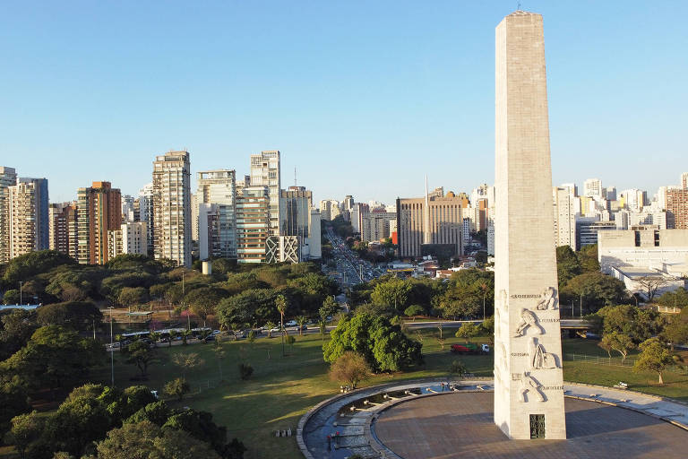 Obelisco no centro de área ajardinada, Ibirapuera