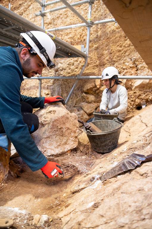 Paleontólogos espanhóis anunciaram, nesta sexta-feira (8), a descoberta de um fóssil de hominídeo, cuja idade é estimada em 1,4 milhão de anos no sítio arqueológico Sima del Elefante, na Serra de Atapuerca (nordeste da Espanha)