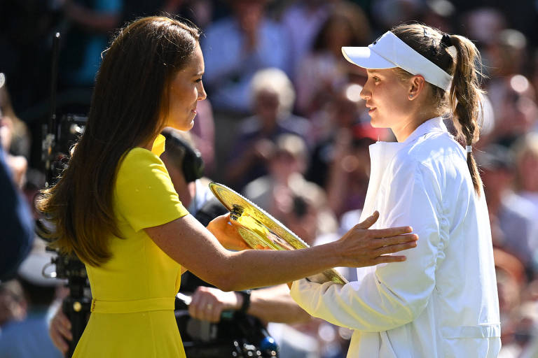 Kate Middleton, duquesa de Cambridge, entrega a taça de Wimbledon para Elena Ribakina, nascida na Rússia, mas que defende o Cazaquistão há quatro anos