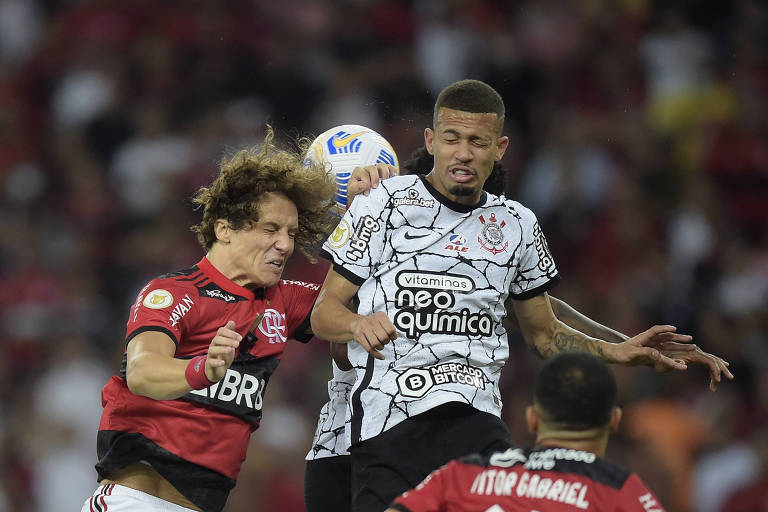 David Luiz, do Flamengo, disputa cabeçada com João Victor, do Corinthians, em partida pelo Campeonato Brasileiro de 2021, em novembro, no Maracanã
