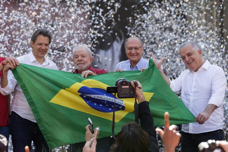 Lula sugere a eleitor receber auxílio e 'dar uma banana' para Bolsonaro ao votar