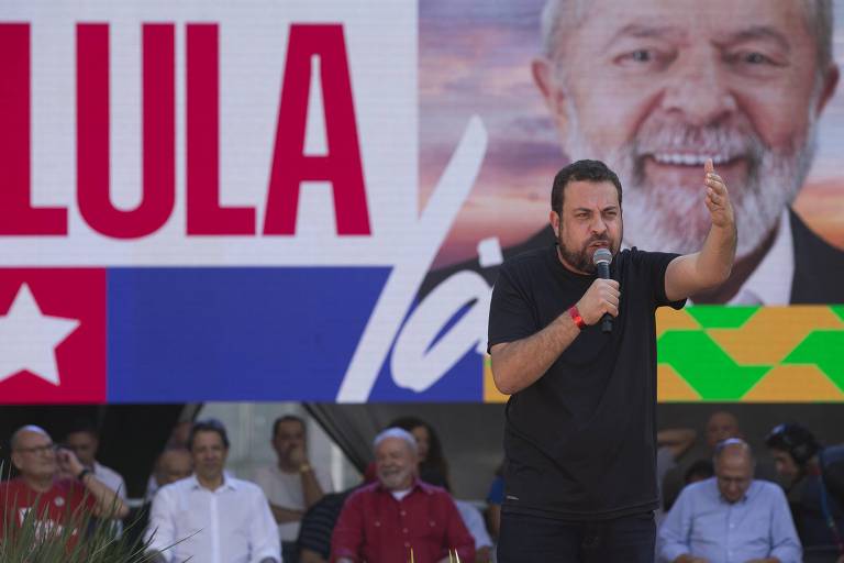 Guilherme Boulos (PSOL) durante evento da campanha de Lula (PT) em São Paulo