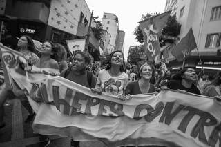Manifestantes descem a rua Augusta (SP), em protesto do Dia Internacional da Mulher 