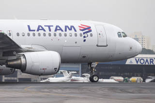 Avião da Latam no aeroporto de Congonhas, em São Paulo