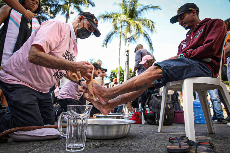 Lideranças religiosas cristãs, como o padre Júlio Lancellotti, lavaram os pés de pessoas em situação de rua na praça da Sé, no centro de São Paulo, neste sábado (9)
