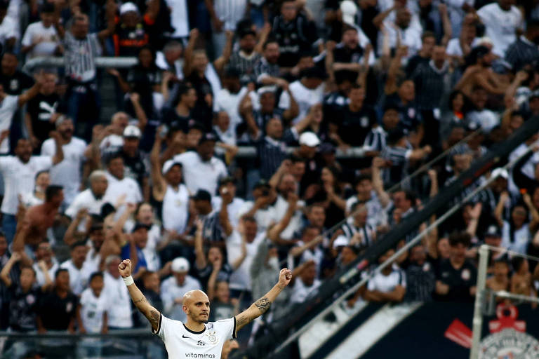 Fábio Santos comemora gol do Corinthians contra o Flamengo na Neo Química Arena, neste domingo (10)