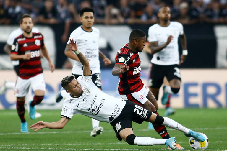 Adson, à esquerda, disputa a bola com Marinho durante partida entre Corinthians e Flamengo
