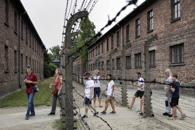 Visitantes do Museu Auschwitz-Birkenau Museum na Polônia em julho de 2019