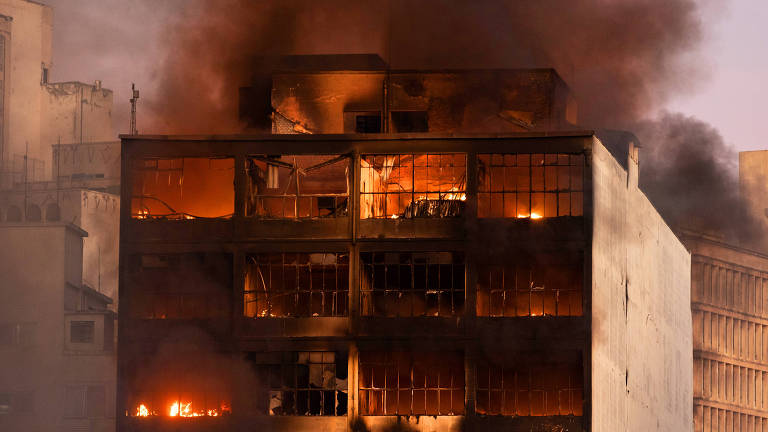  Incêndio atinge lojas na região da 25 de março, centro de São Paulo na manhã desta segunda-feira (11) - Incêndio de grandes proporções atinge lojas na região da 25 de março, no centro de São Paulo, na manhã desta segunda-feira (11). (Foto: Isaac Fontana/CJPress/Agência O Globo) 