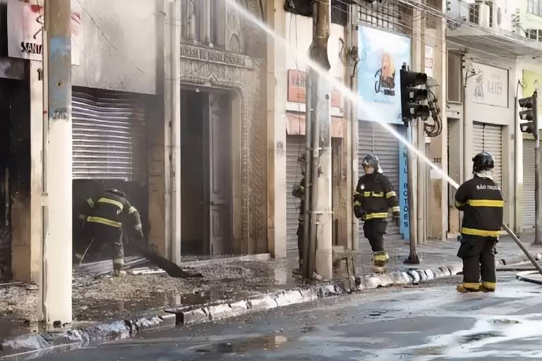 Bombeiros apagando incêndio da Rua Basílio Jafet