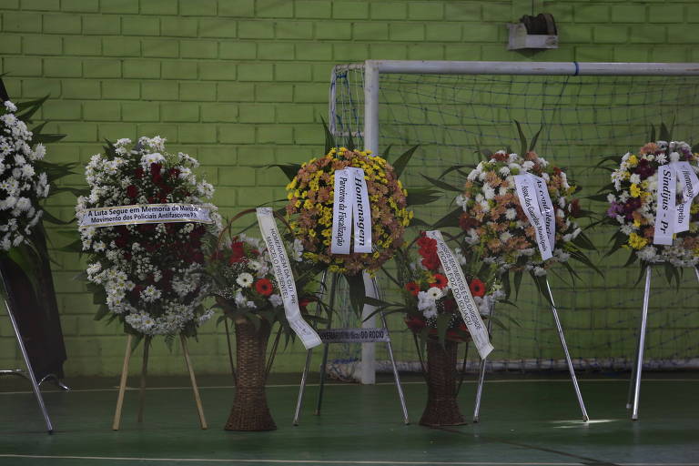 Coroas de flores no velório do guarda municipal e tesoureiro do PT Marcelo Arruda, baleado em festa de aniversário em Foz do Iguaçu (PR)